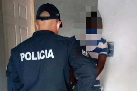 Atrapan a busero en Colón con 15 cajas de cerveza en plena cuarentena total