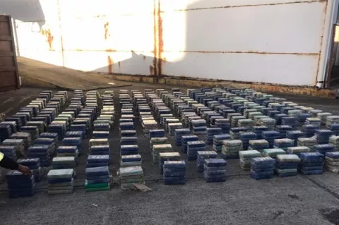 Incautan más de 1,400 paquetes de cocaína en un puerto de Colón