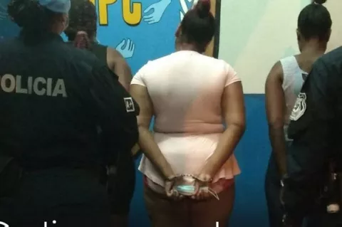 Ordenan arresto domiciliario para tres mujeres que agredieron a unidades policiales en Altos de Los Lagos, en Colón