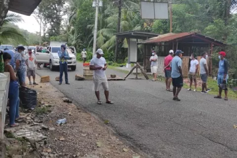 Pequeños comerciantes de Playa La Angosta acuerdan una reunión con autoridades provinciales
