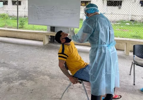 Panamá suma 42 muertes y 2.943 casos nuevos de coronavirus en el primer día de 2021