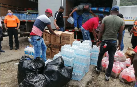 Distribuyen ayuda solidaria a las familias afectadas por inundaciones en Santa Isabel