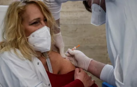 El mundo se prepara para repunte de casos tras incumplimiento de las restricciones y nuevas cepas del SARS-CoV-2