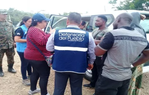  Defensoría del Pueblo entrega ayuda humanitaria a migrantes instalados en Darién
