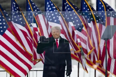 Donald Trump pide a asaltantes del Capitolio volver a casa, pero insiste en fraude