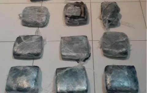 Hombre lanza 11 paquetes de presunta sustancia ilícita en Las Lomas de Chiriquí, al ver la ronda policial