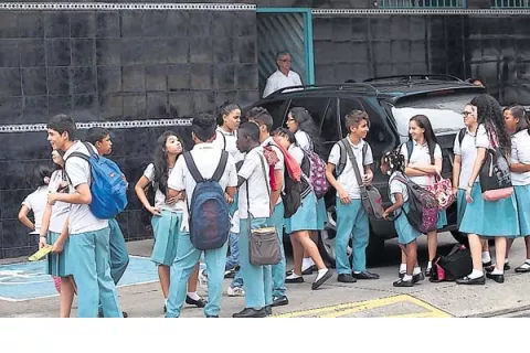 [VIDEO] Padres de familia de colegios particulares cuestionan elevados costos de matrículas y libros en medio de la pandemia
