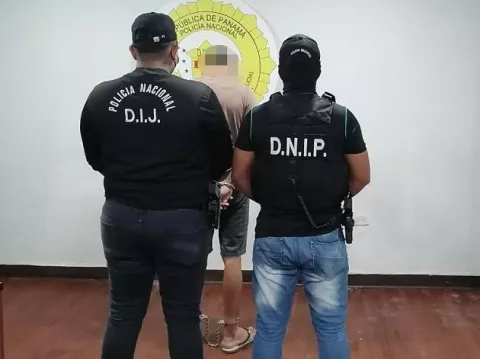 Extranjero que golpeó a una bebé y a la madre queda detenido por dos delitos