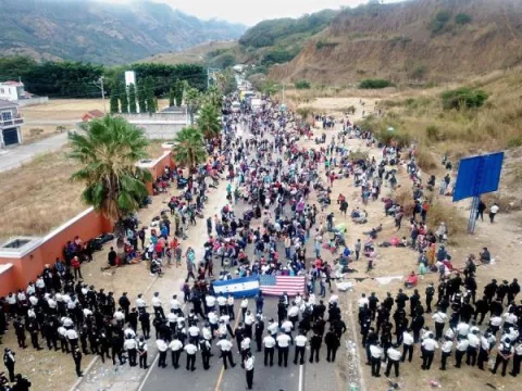 Guatemala disuelve con el uso de la fuerza a caravana migrante hondureña