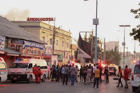 Al menos cinco muertos en atentado suicida de Al Shabab en el hotel Afrik en Somalia