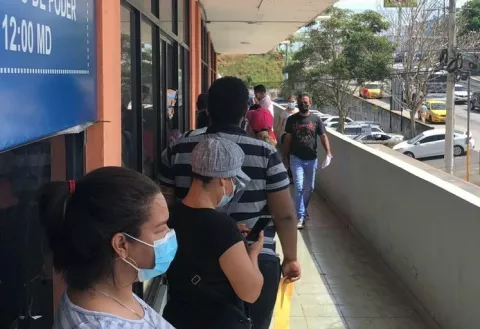 Entrega de documentos para concurso de becas ocasiona larga fila en sede del Ifarhu en La Chorrera 