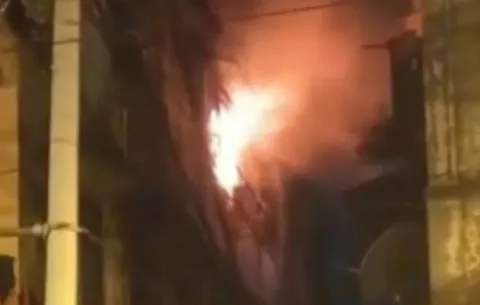 Bomberos combaten incendio esta noche en un edificio de la ciudad de Colón 