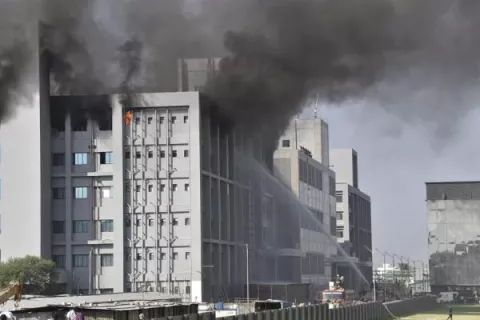 Incendio en la principal fábrica de vacunas de India deja al menos cinco muertos