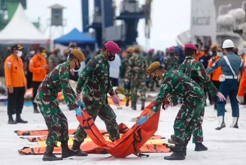 ¿Qué provocó el accidente aéreo en el que murieron 62 personas en Indonesia?