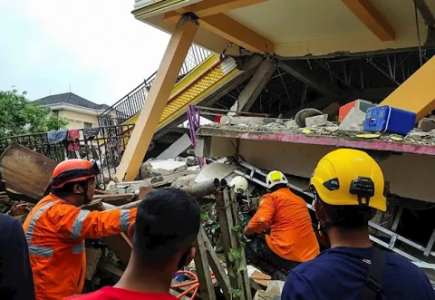 Cerca de 40 muertos dejó sismo de magnitud 6,2 que azotó la isla de Célebes en Indonesia