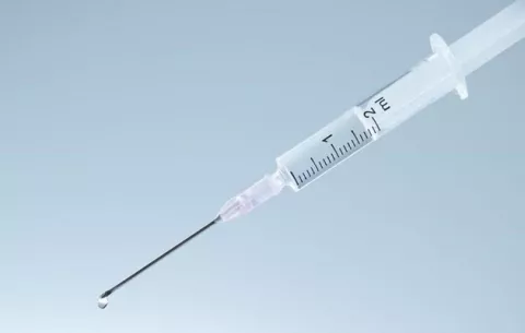 ¿En qué consisten las jeringuillas especiales para aprovechar la vacuna de Pfizer al máximo? 