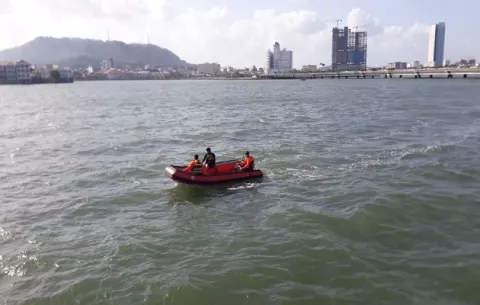Localizan cadáver de menor que cayó al mar en el área de la Cinta Costera III