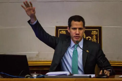 Juan Guaidó instala en Venezuela un Parlamento continuista con menos apoyo