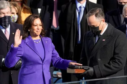 Kamala Harris hace historia al jurar como vicepresidenta de Estados Unidos