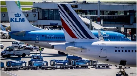 KLM reducirá en hasta 1,000 empleados su plantilla por el virus