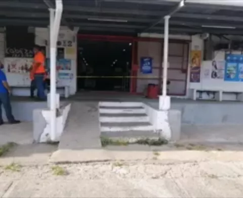 Ladrón se dispara en las piernas durante intento de robo a minisúper en Nuevo San Juan, Colón