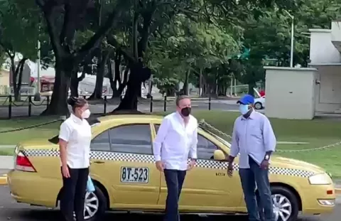 [VIDEO] ¿Por qué Laurentino Cortizo llegó en taxi a rendir honores a los mártires del 9 de enero?