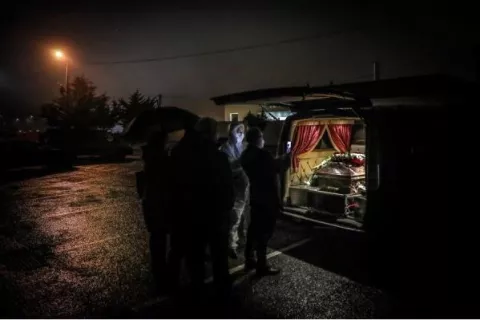 Familia lusa descubre tras entierro que anciano dado por muerto estaba vivo