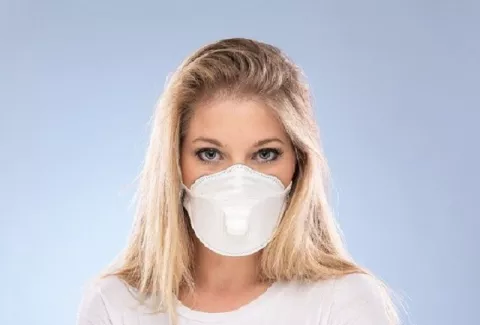 Mujeres: Que la mascarilla no le reste protagonismo a tu maquillaje