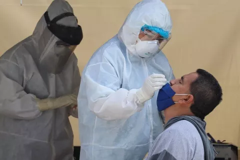 América rompe récord de casos nuevos de covid-19 en una semana: 2,5 millones de contagios