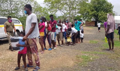 Cerca de mil migrantes esperan entrar a Panamá desde Colombia para seguir a Estados Unidos