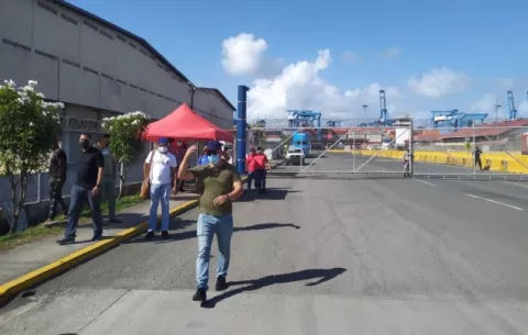 Dos extrabajadores portuarios se declaran en huelga de hambre en Colón