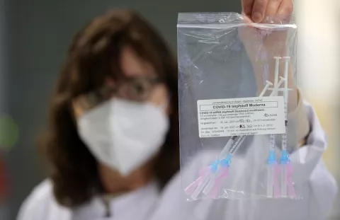 Farmacéutica Moderna asegura que su vacuna protege contra las variantes británica y sudafricana del coronavirus