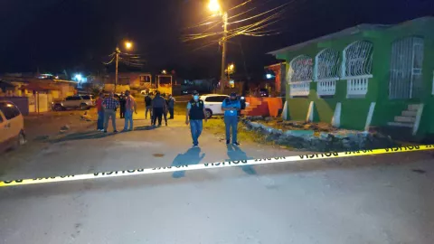 Sicario lo mata a balazos cuando tapaba el hueco de una calle en Puerto Escondido, en Colón 