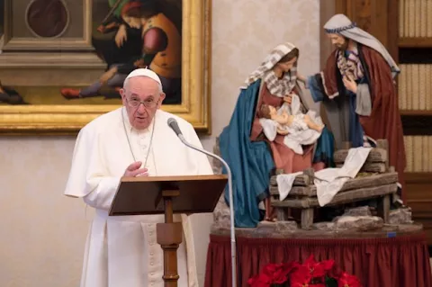 El papa autoriza que las mujeres puedan dar la comunión y leer en las misas pero no el sacerdocio