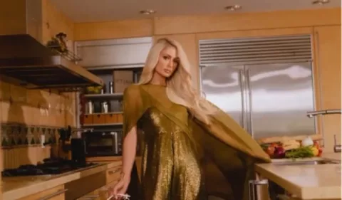 Kim Kardashian aconsejó a Paris Hilton someterse a un tratamiento de fertilización 'in vitro'