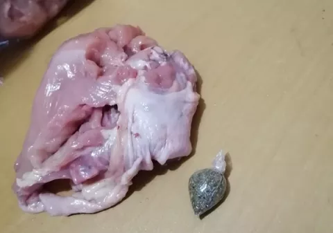 Intentan ingresar pechugas de pollo y jabones 'preñados' a centros penitenciarios