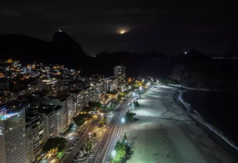 Brasileños reciben 2021 sin fuegos pirotécnicos y playas casi vacías