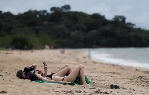 Mientras que Panamá decide no abrir sus playas hasta marzo, Costa Rica amplía horario para visitarlas