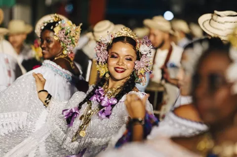 'Detrás de las Mil Polleras', un homenaje virtual al traje típico panameño
