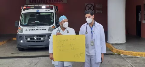 Médicos internos del Hospital Santo Tomás protestan, no serán vacunados en esta primera fase