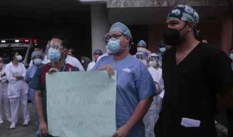 Médicos residentes e internos muestran su descontento por no ser vacunados