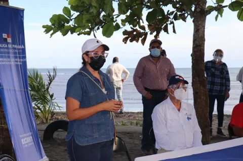 Instalan mesa de trabajo para agilizar préstamos para los pescadores en Puerto Armuelles