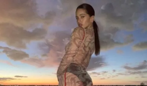 Rosalía causa revuelo por sus sandalias 