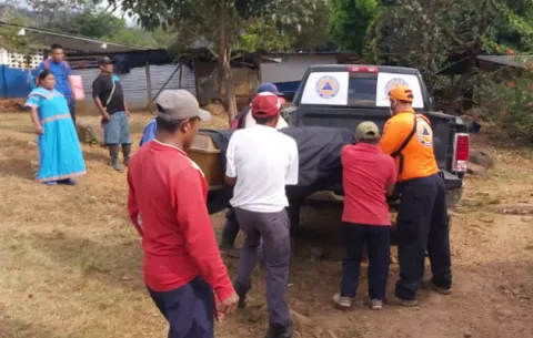 Realizan sepelio de dos menores víctimas del huracán  ETA en la comarca Ngäbe-Buglé