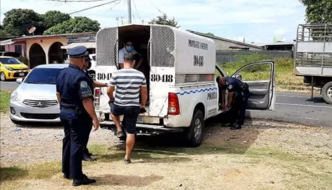 Durante cuarentena total en Parita, usan taxis para entregar pedidos de licor a domicilio 