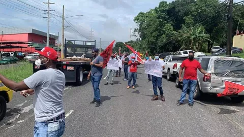 Suntracs protesta en las calles de Colón contra la reducción de salarios 