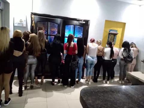 ¡Qué rumbón! Retienen a 30 personas dentro de local comercial en Bella Vista por incumplir el toque de queda