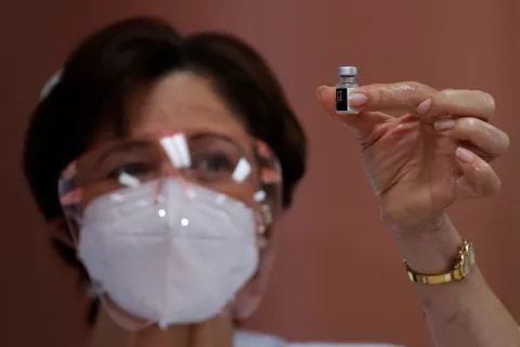 Exministro Terán critica decisión de que ningún médico del sector privado será vacunado contra la covid-19 de la primera remesa