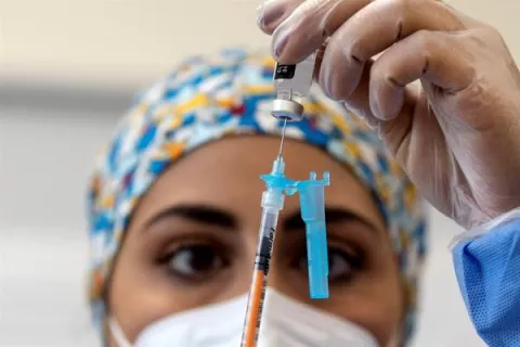 Italia dice que su vacuna ha demostrado ser segura en la fase 1 e induce una respuesta inmune en humanos