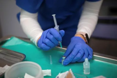Vacuna de Pfizer parece funcionar contra una mutación de las nuevas variantes